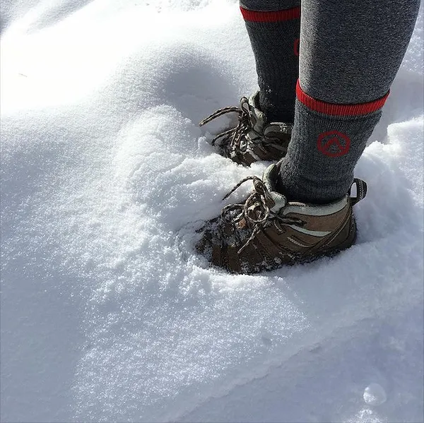 دو عدد پا دو جفت جوراب و کفش ایستاده در برف